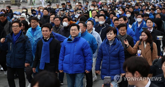 12일 윤석열 대통령 파면을 촉구하며 여의도 국회에서부터 도보 행진을 시작한 더불어민주당 박찬대 원내대표, 김민석 최고위원을 비롯한 의원들이 서울 종로구 광화문광장에 도착하고 있다.연합뉴스